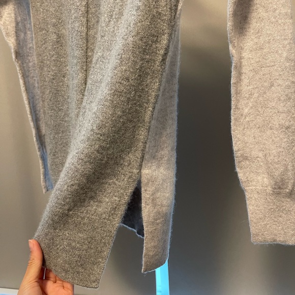 ❌SOLD❌ Club Monaco 100% cashmere sweater. XS. Gently worn in perfect condition. - Picture 3 of 3